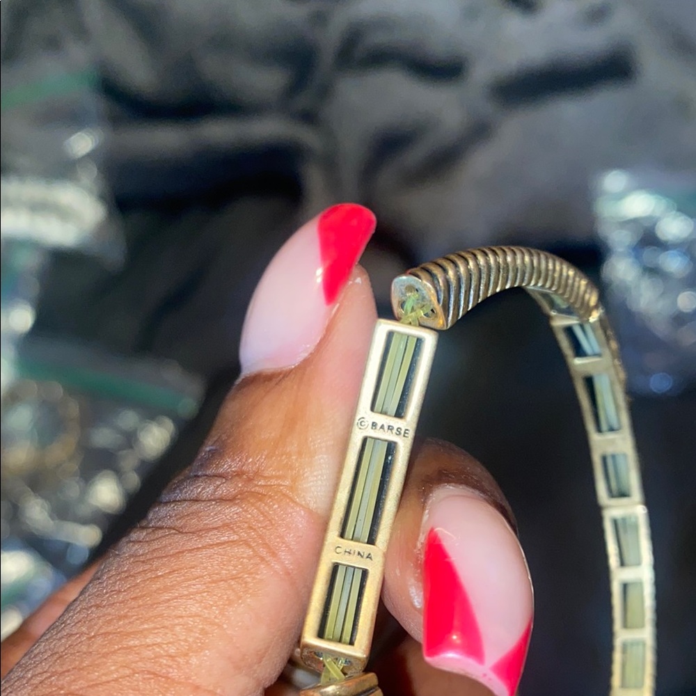 Elegant Gold-Tone Bangle Set - Picture 4 of 4